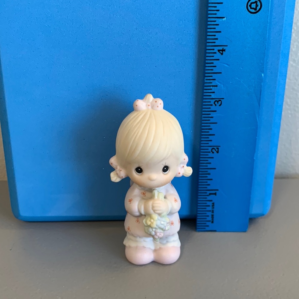 Precious Moments Flower Girl figurine, 3” tall